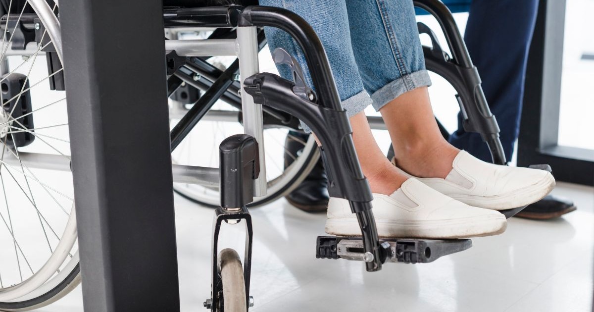 nohy-zeny-invalidni-vozik
