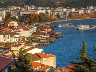 Ochridské jezero s městem Ochrid