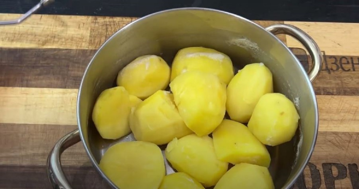 oloupané brambory v hrnci
