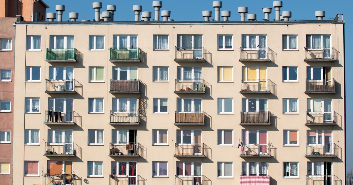 panelovy-dum-balkon