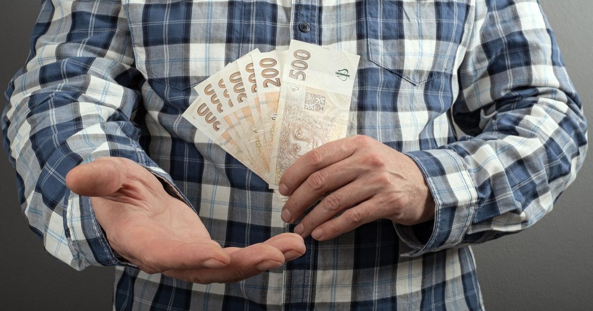Muž s penězi v rukou