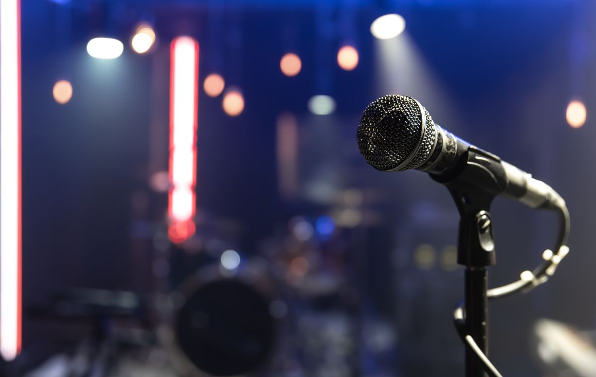podium-cerny-mikrofon