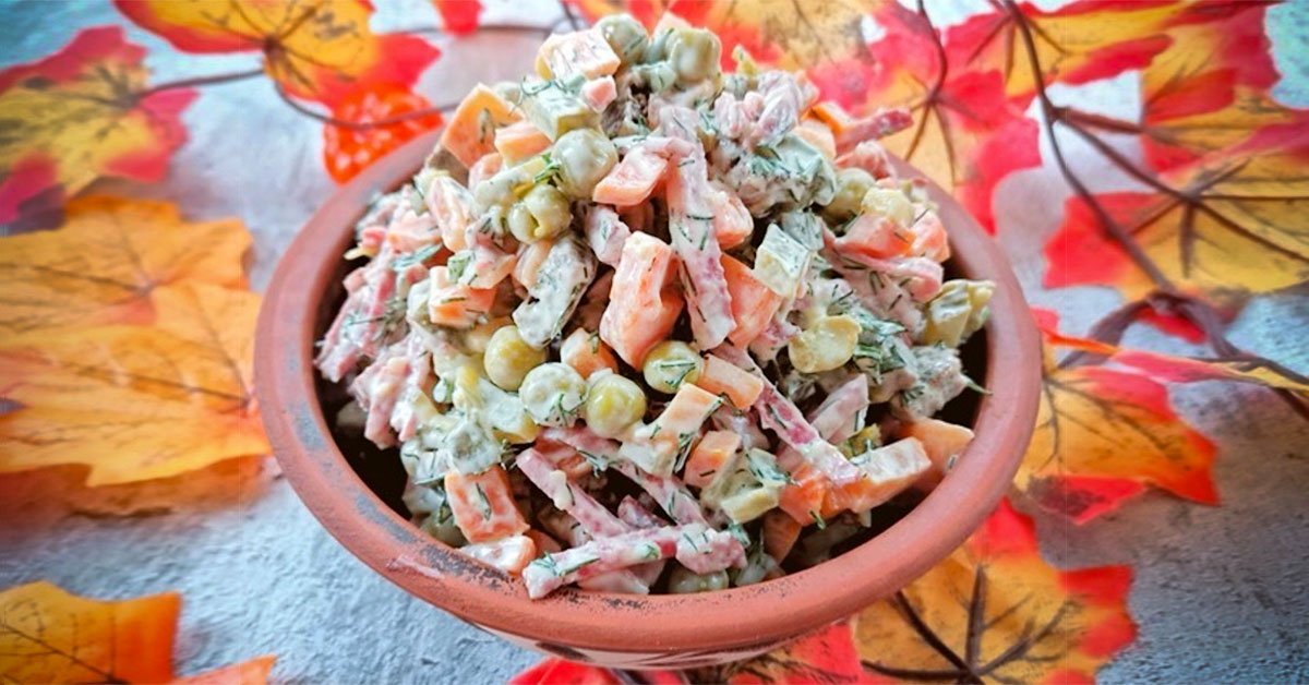 podzimni-salat-s-klobasou