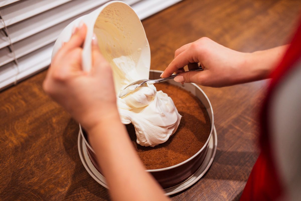 potírání dortu krémem