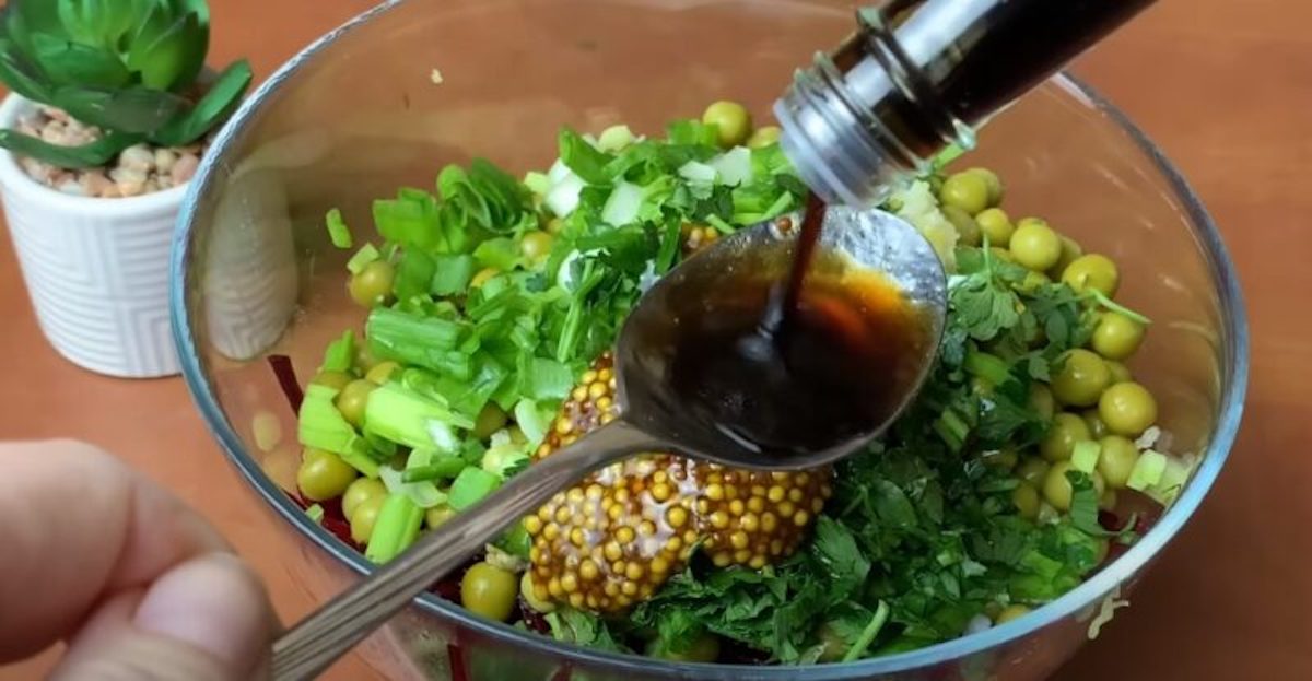 příprava salátu s řepou