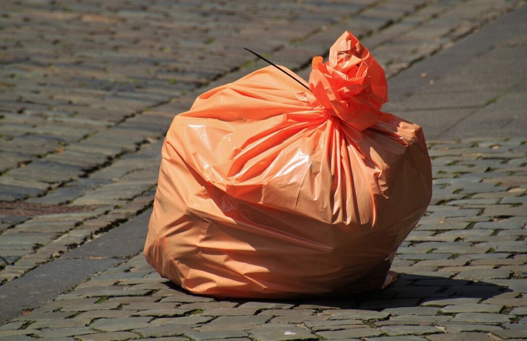 oranžový pytel na odpadky