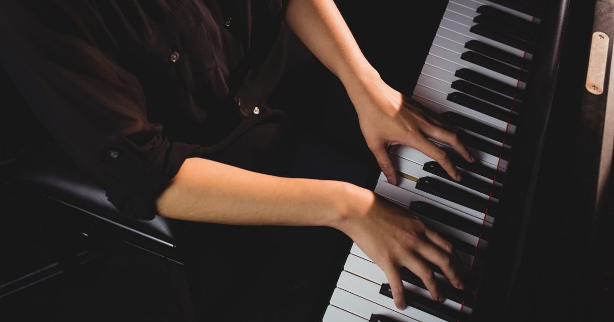 ruce-hraji-piano-zena