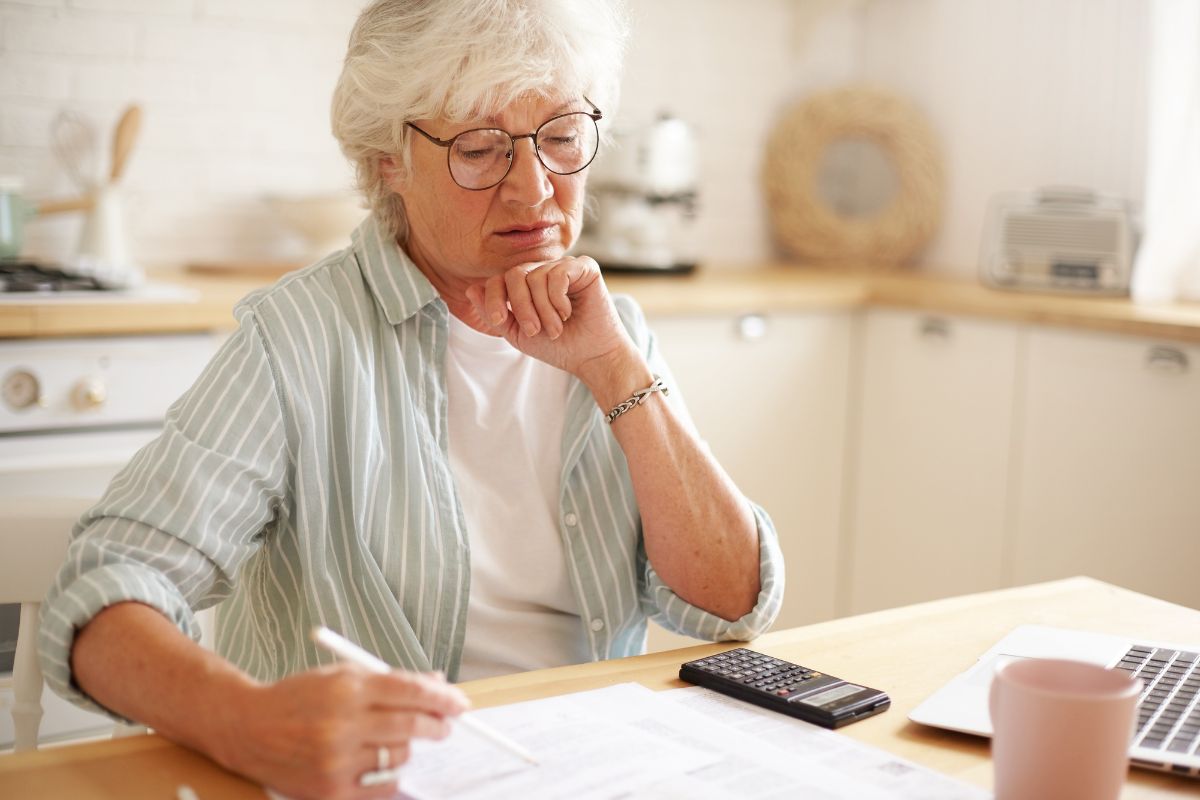 starší žena počítá účty