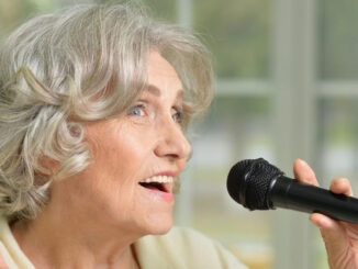 stará žena zpívá