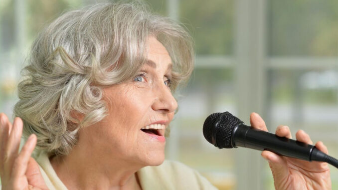 stará žena zpívá