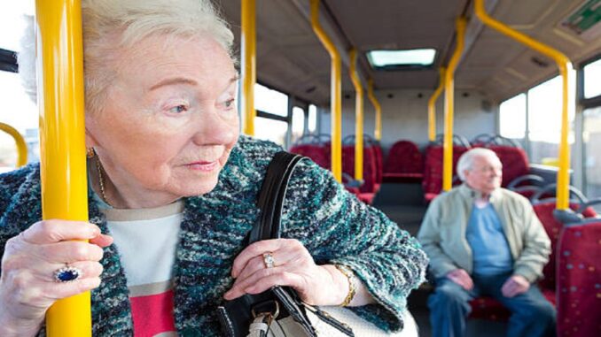 stará žena, autobus, muž