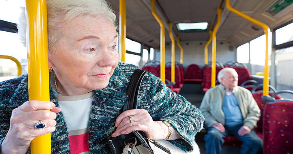 stará žena, autobus, muž