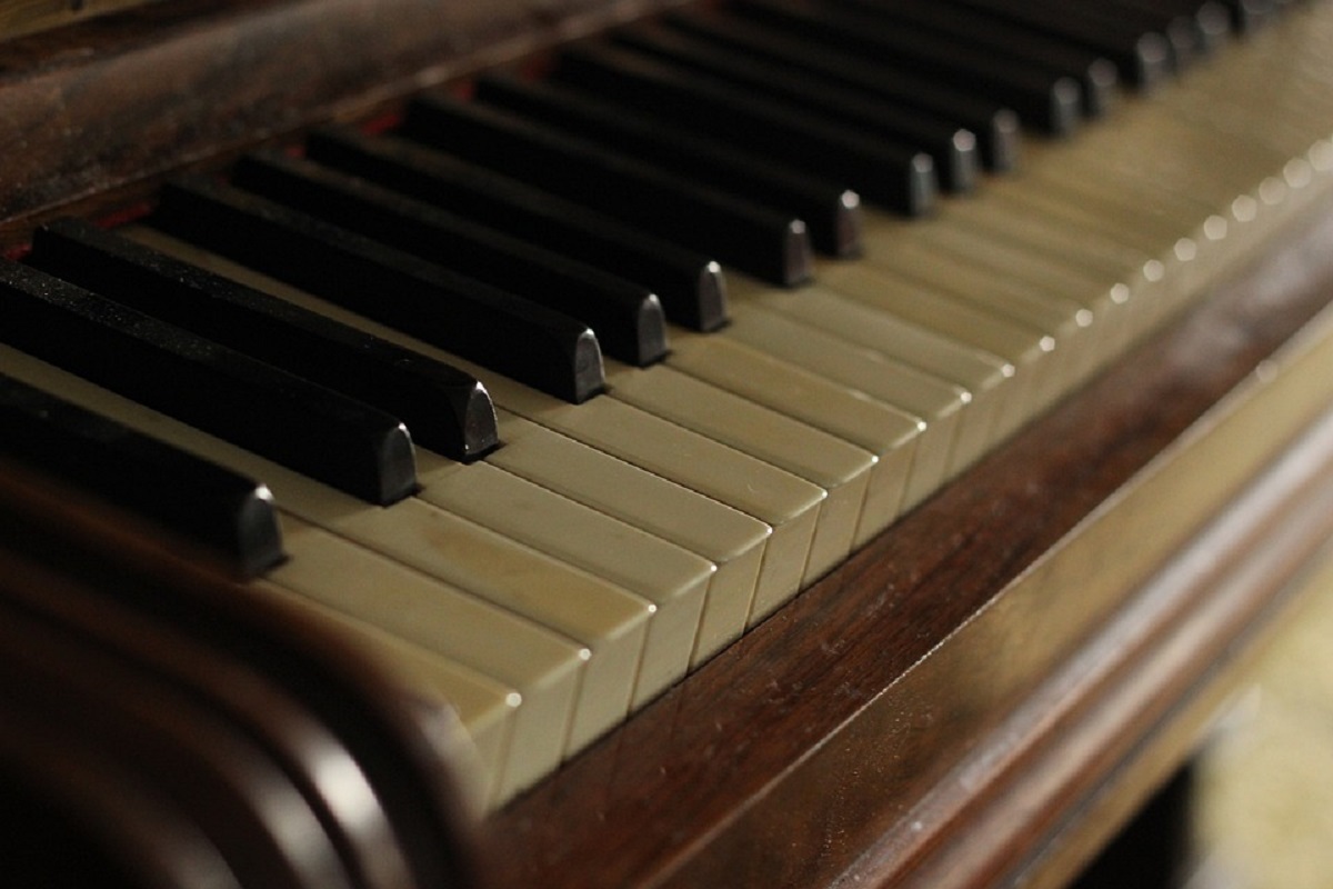 klaviatura starého klavíru