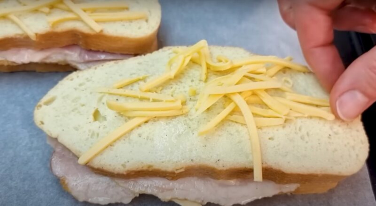 strouhaný sýr na sendviči
