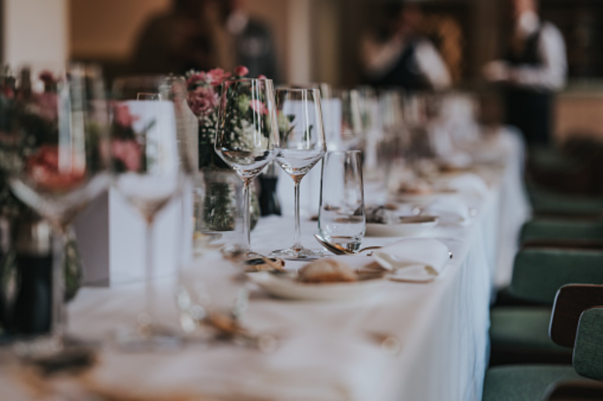 Stůl na svatební hostinu