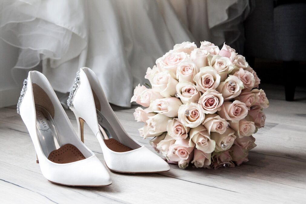 svatba boty kytice