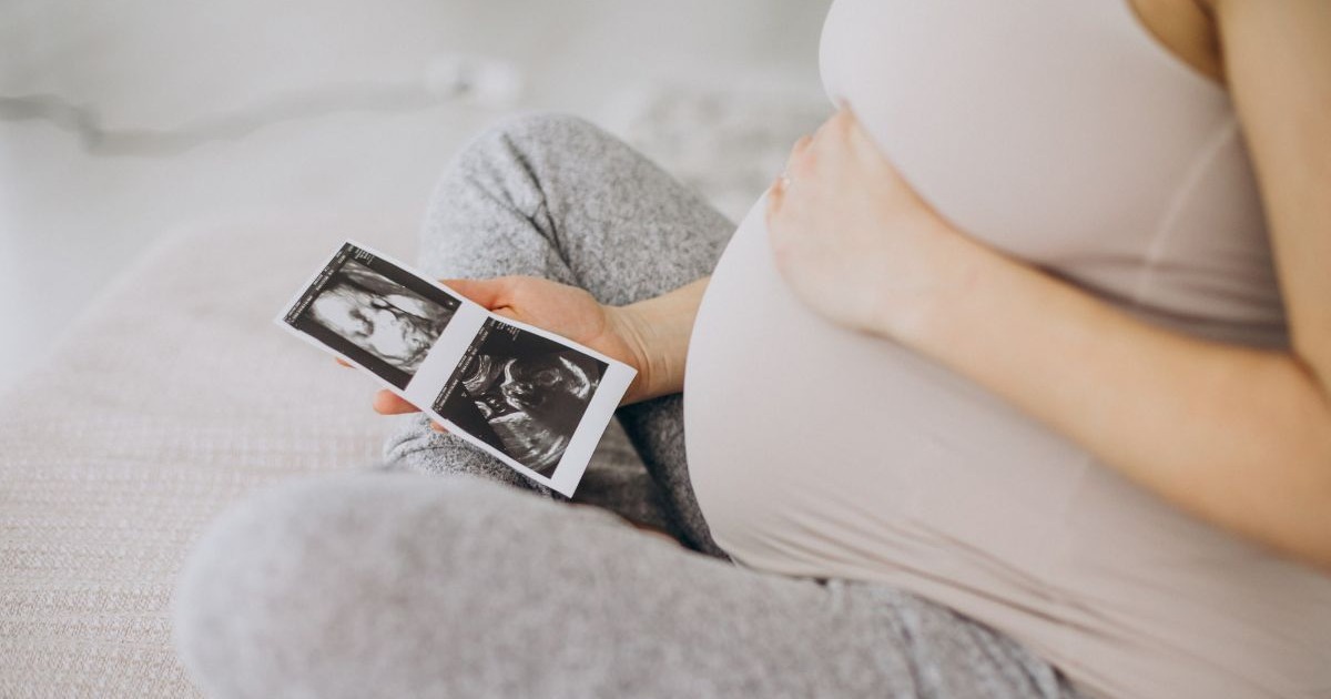 tehotna-zena-prohlizi-ultrazvuk