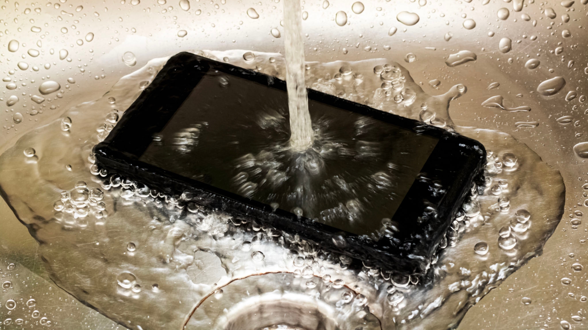 Зарядка телефона в ванной. Смартфон в воде. Охлаждение смартфона. Утопил телефон. Телефон в ванной.