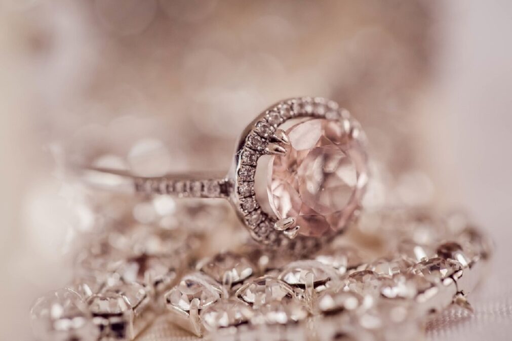 třpytivý diamantový prsten
