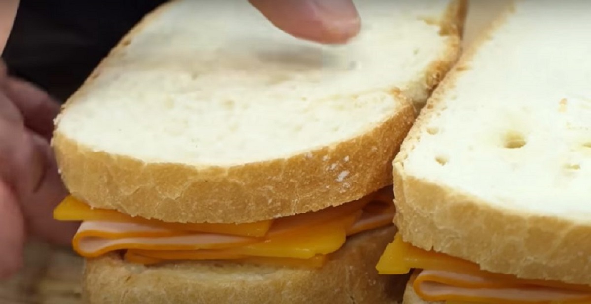 vrstvení toastů šunka a sýr