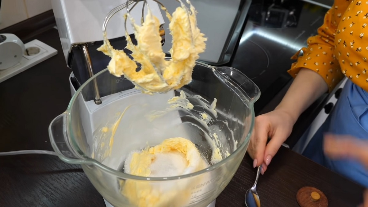 Vyšlehávání másla a cukru