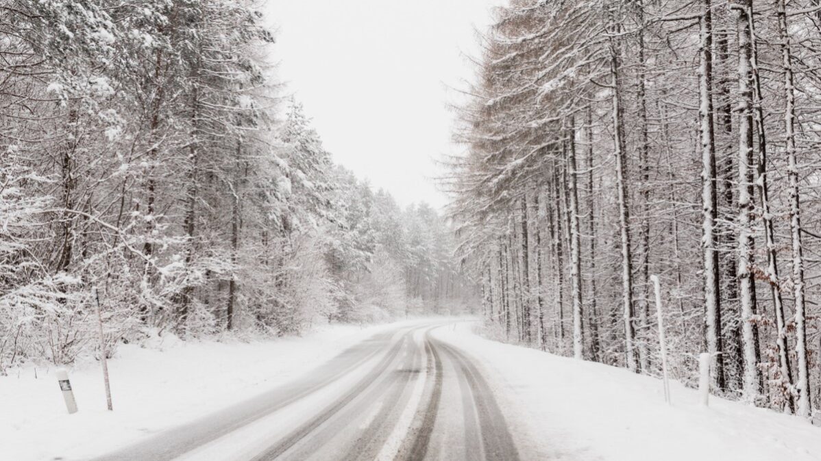 zasněžená silnice