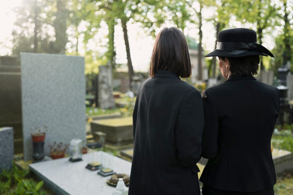 ženy na hřbitově