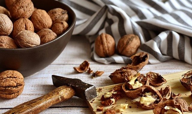 Čaj ze skořápek vlašských ořechů má úžasně léčivé účinky